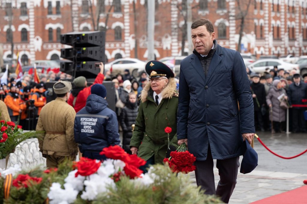 Новый День: Евгений Куйвашев и Владимир Якушев возложили цветы к памятнику УДТК (ФОТО)