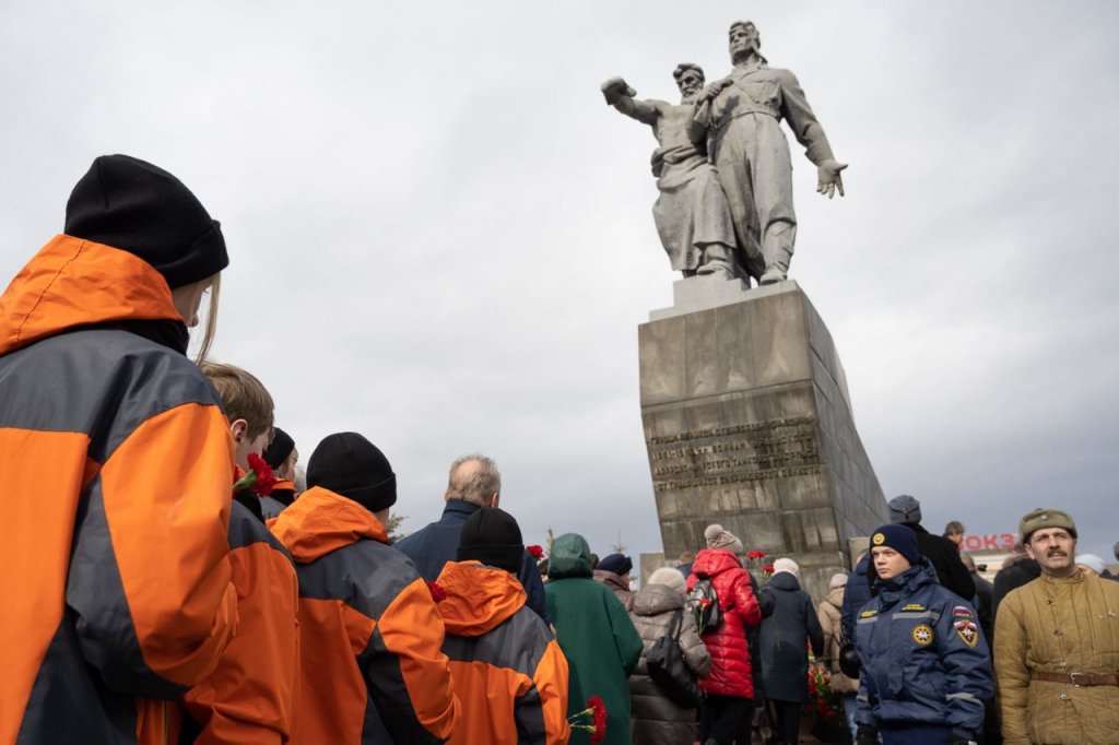 Новый День: Евгений Куйвашев и Владимир Якушев возложили цветы к памятнику УДТК (ФОТО)