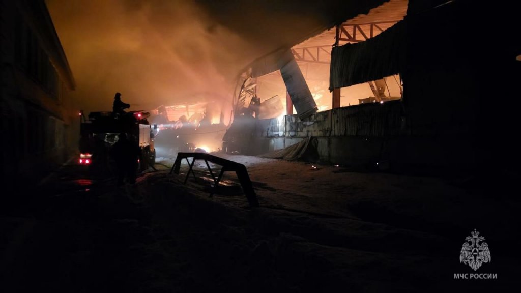 Новый День: В Тавде полночи тушили пожар в цехе с горючими материалами (ФОТО)