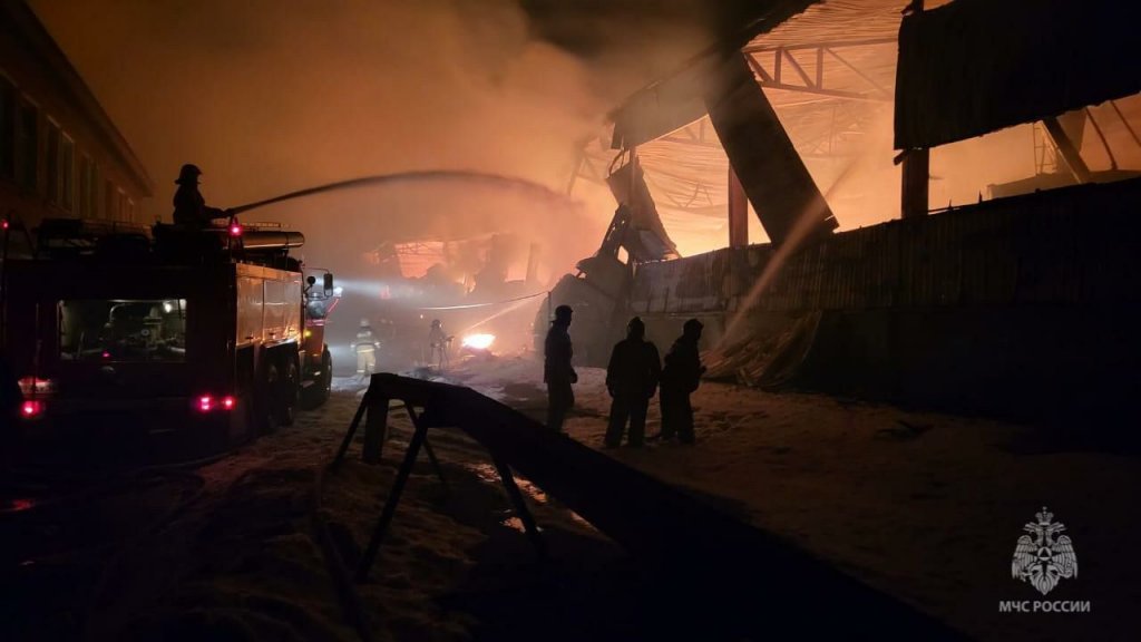 Новый День: В Тавде полночи тушили пожар в цехе с горючими материалами (ФОТО)