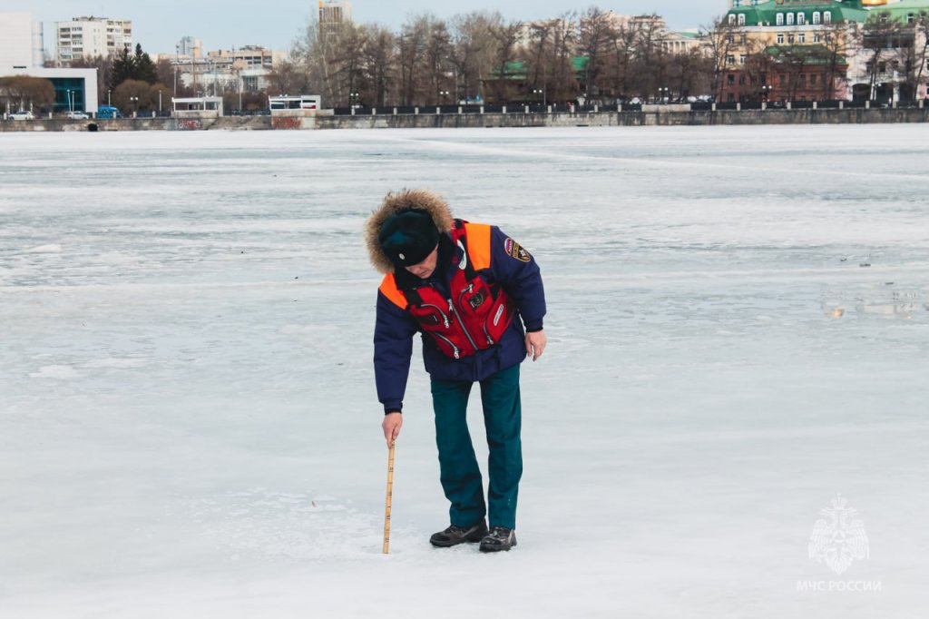 Новый День: Екатеринбуржцы продолжают гулять по льду Городского пруда, рискуя жизнями