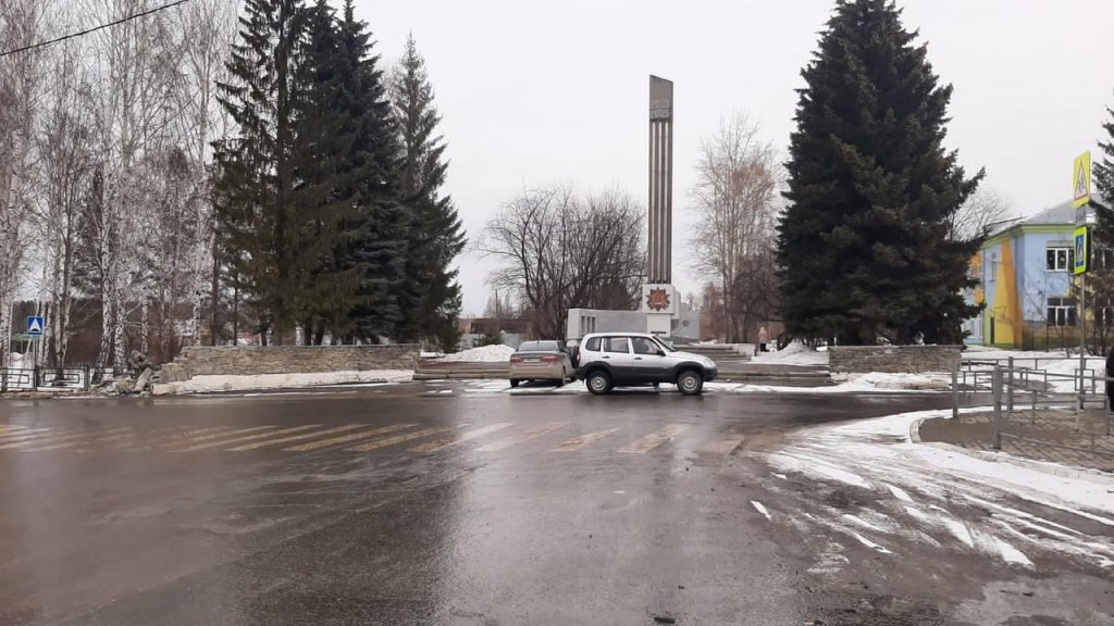 Новый День: В поселке под Екатеринбургом водитель грузовика снес кусок стены мемориала и уехал (ФОТО)