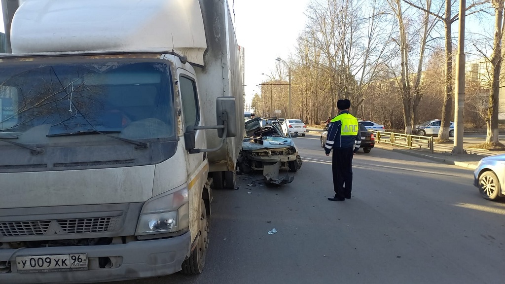 Новый День: На Амундсена пьяный водитель за рулем чужой машины въехал в грузовик, пассажир скончался (ФОТО)