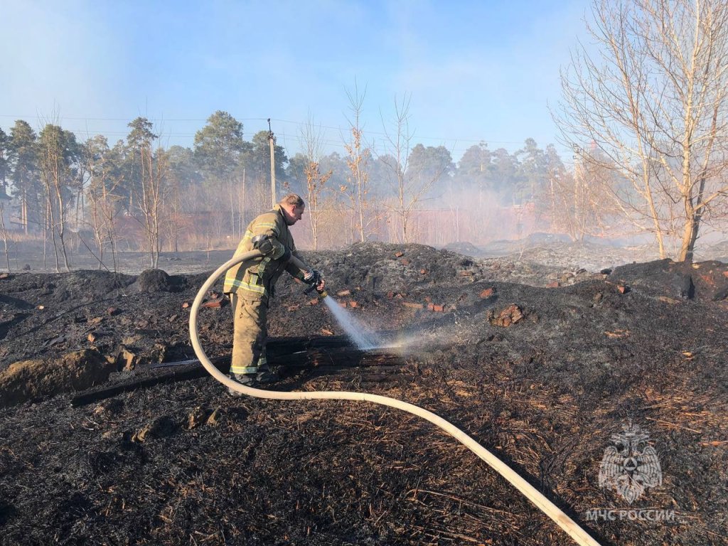 Новый День: В пригороде Екатеринбурга горит 10 гектаров сухой травы
