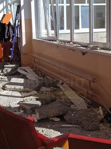 Новый День: В уральской школе выпали куски стены прямо во время уроков (ФОТО)