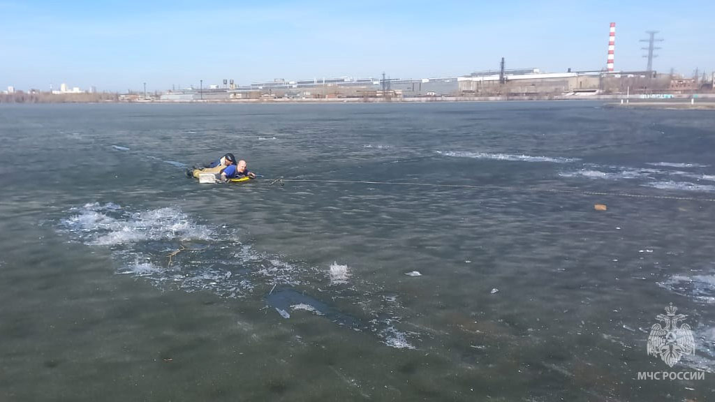 Новый День: На Верх-Исетском пруду под лед провалились три рыбака (ФОТО)