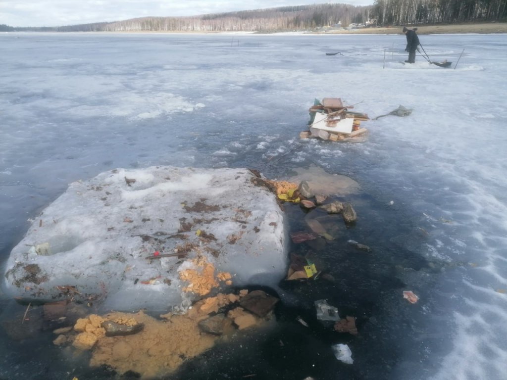 Новый День: Фотограф показал, что оставляют после себя рыбаки на льду (ФОТО)