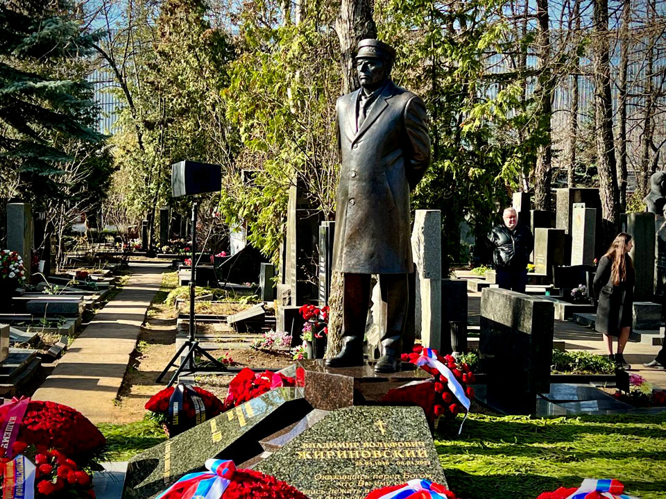 Новый День: Памятник Жириновскому открыли на Новодевичьем кладбище