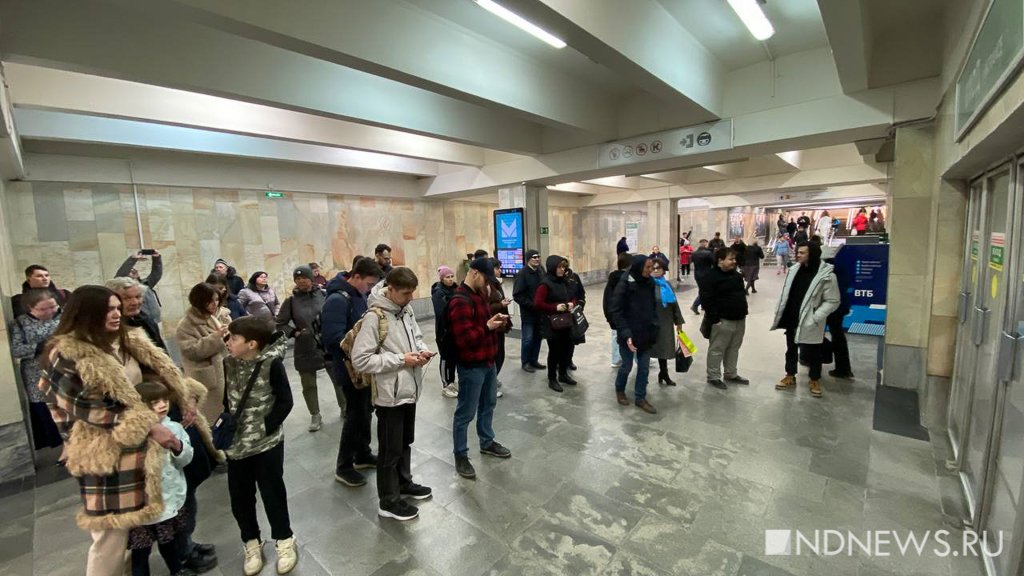 Новый День: В Екатеринбурге остановилось движение в метро (ФОТО)
