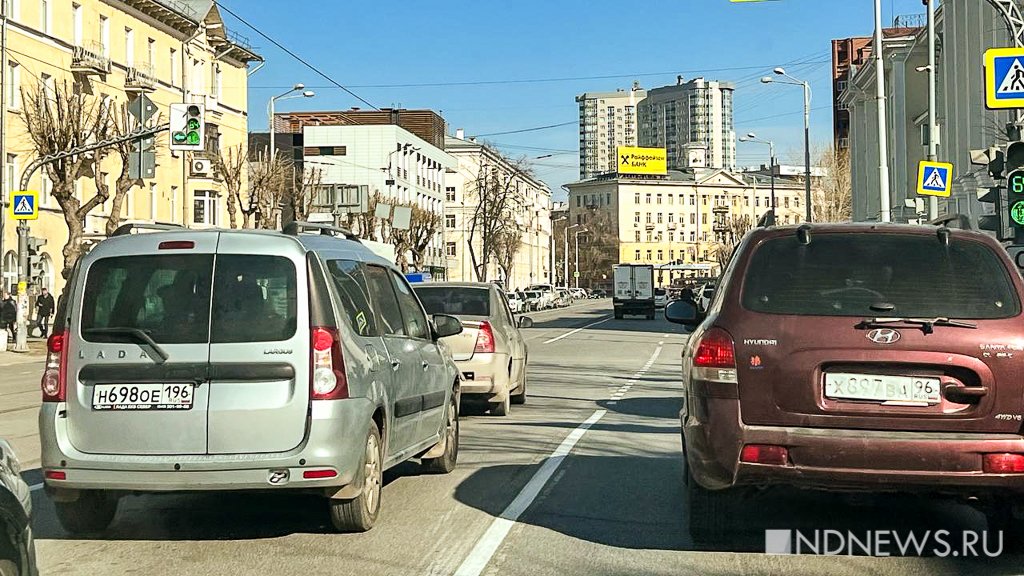 Новый День: В Екатеринбурге на дороги начали наносить разметку (ФОТО)