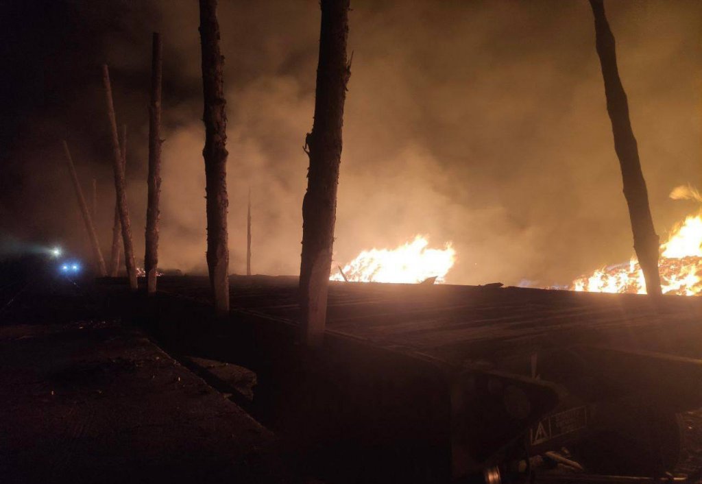 Новый День: В Сосьве загорелся поезд с лесоматериалами (ФОТО)