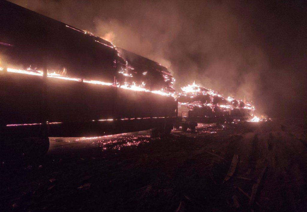Новый День: В Сосьве загорелся поезд с лесоматериалами (ФОТО)
