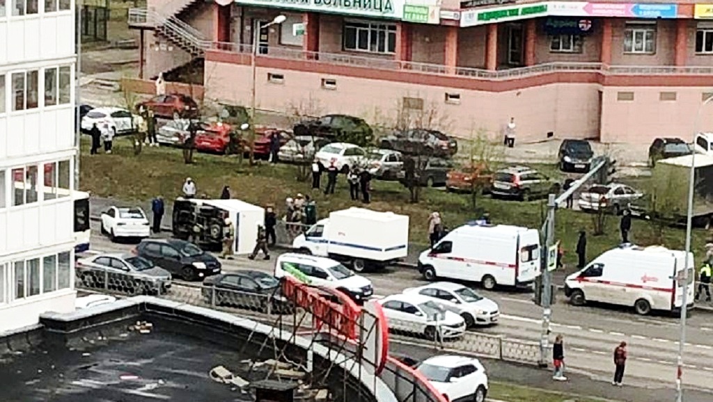 Новый День: В Екатеринбурге на большой скорости перевернулся автозак с задержанными (ФОТО)