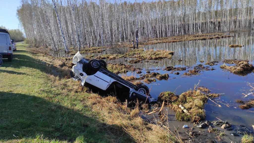 Новый День: В Красноярском крае иномарка слетела с дороги в пруд – погибли пять человек