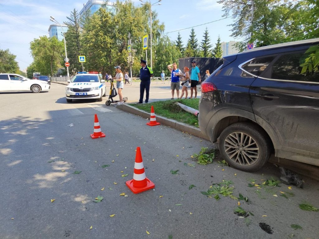 В Екатеринбурге водитель из-за приступа эпилепсии въехал в светофор и сбил  девушку с собакой (ФОТО) / 01 июля 2023 | Екатеринбург, Новости дня  01.07.23 | © РИА Новый День