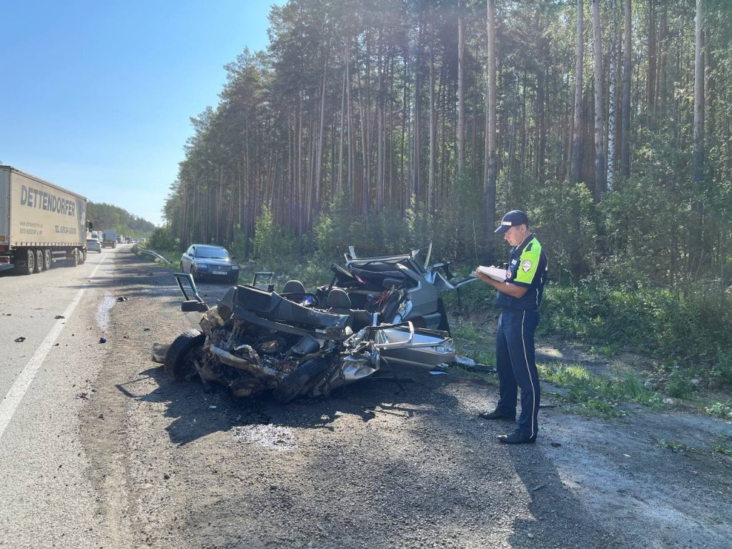 На ЕКАДе водитель легковушки погиб в аварии с грузовиком (ФОТО) / 24 июля  2023 | Екатеринбург, Новости дня 24.07.23 | © РИА Новый День