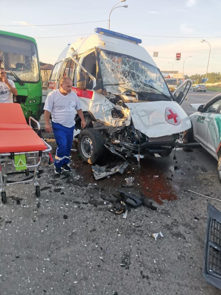 В Екатеринбурге столкнулись иномарка, скорая помощь и автобус (ФОТО) / 09  августа 2023 | Екатеринбург, Новости дня 09.08.23 | © РИА Новый День