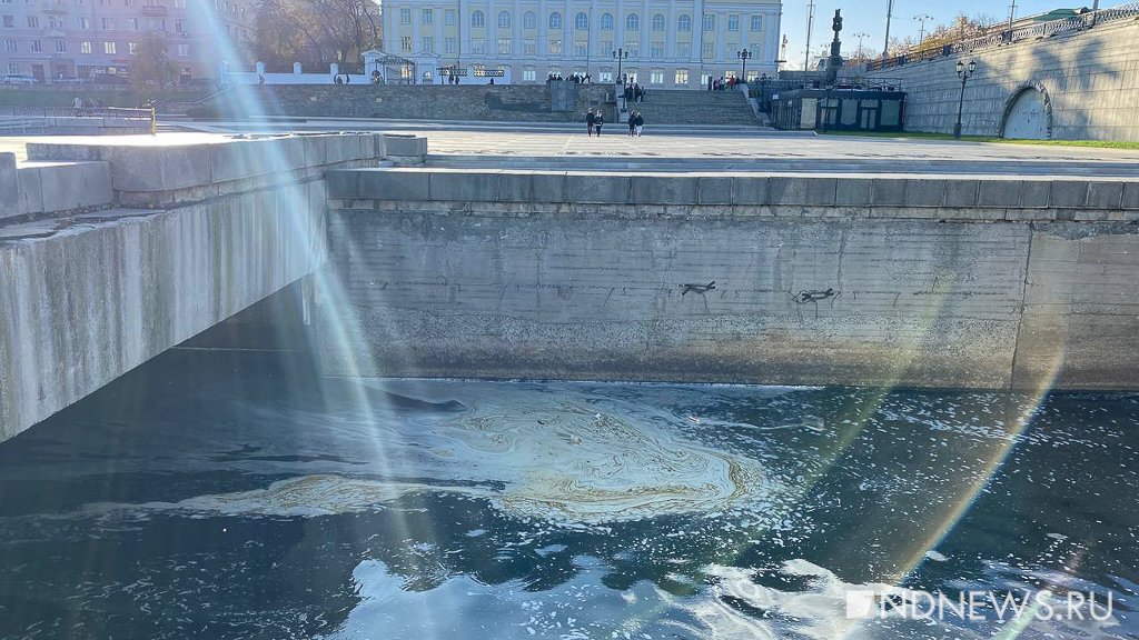 Есть сброс в реку, – в Екатеринбурге разбираются со странной пеной (ФОТО, ВИДЕО)