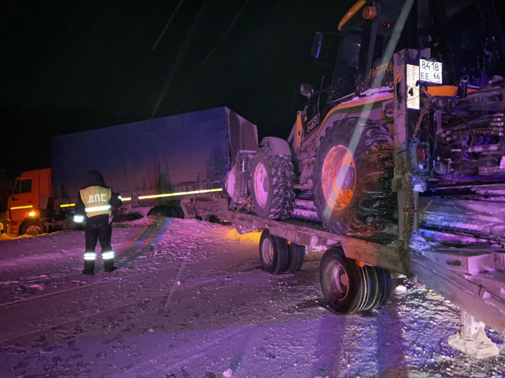 Новый День: Прицеп с экскаватором врезался в кабину: в ДТП под Нижним Тагилом погиб водитель грузовика (ФОТО)