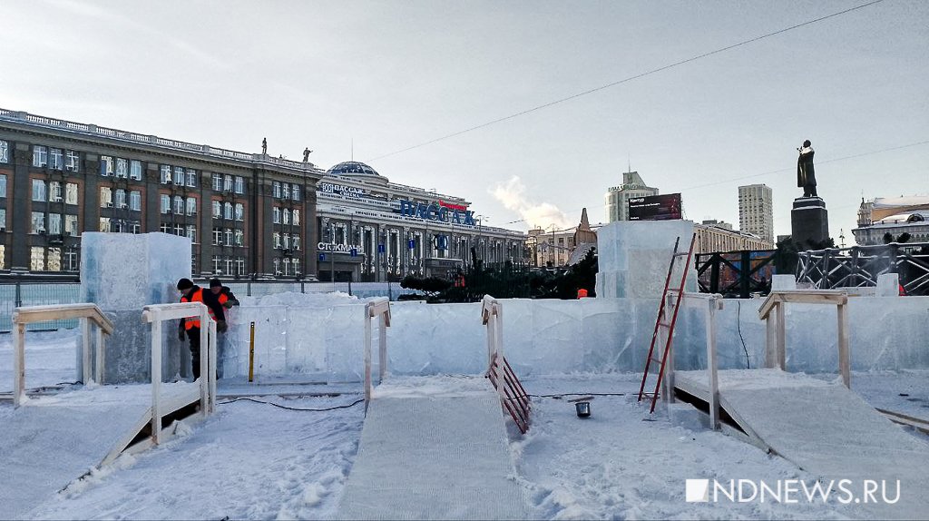 Новый День: На главную площадь Екатеринбурга привезли 400 кубометров льда (ФОТО)