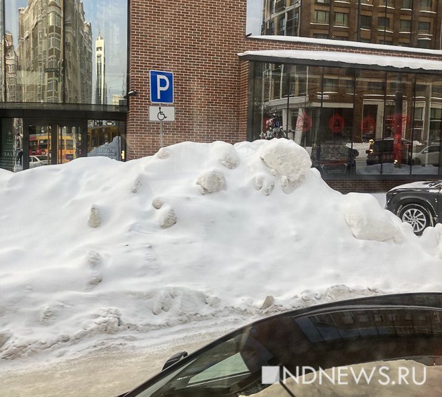 Новый День: Места для инвалидов на городских парковках завалили снегом (ФОТО)