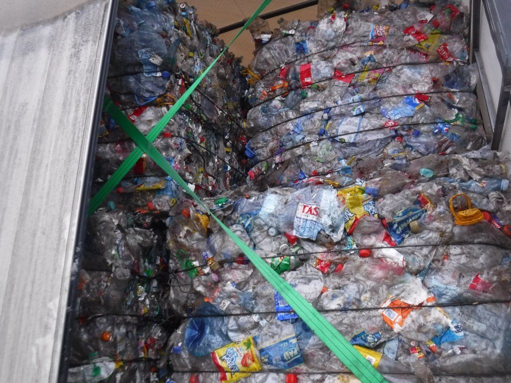 Новый День: Таможенники не позволили ввезти из Казахстана 15 тонн пластиковых отходов (ФОТО)