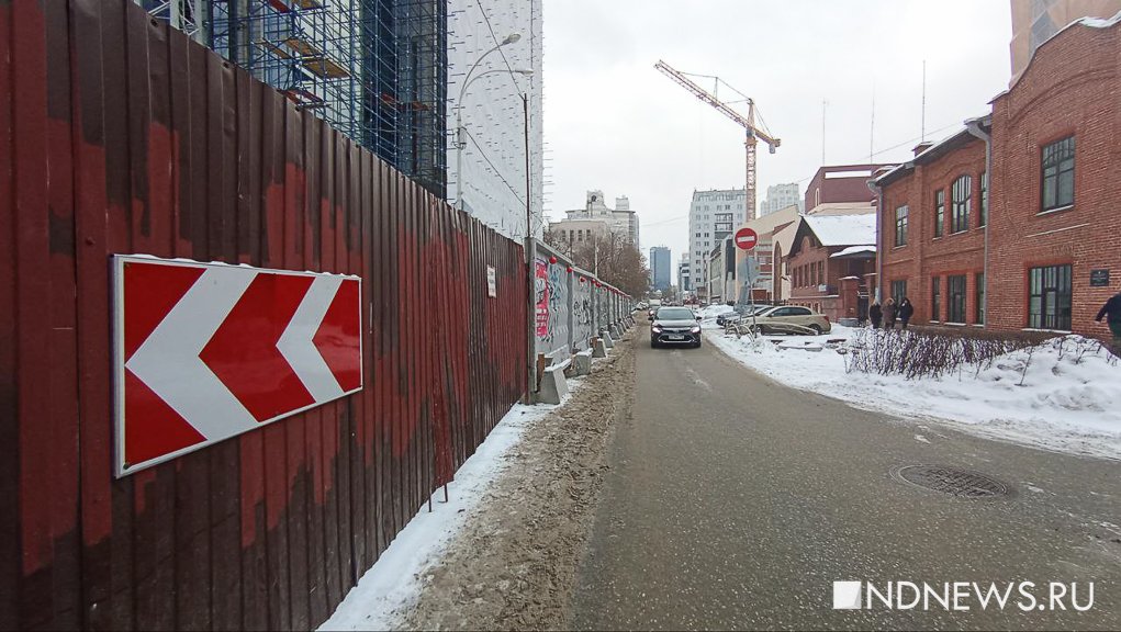 Новый День: В Екатеринбурге застройщик перегородил улицу бетонным забором (ФОТО)