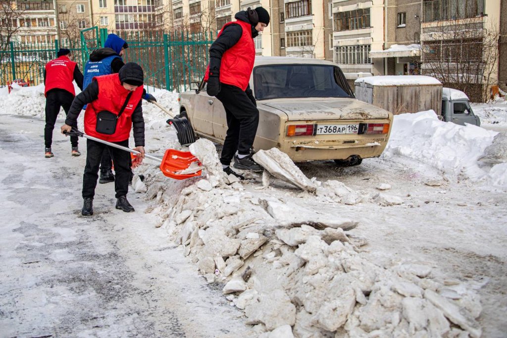 Новый День: Волонтеры Алексея Вихарева борются с последствиями циклона Ольга в Екатеринбурге (ФОТО)