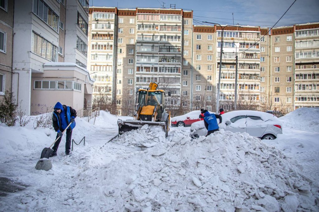 Новый День: Волонтеры Алексея Вихарева борются с последствиями циклона Ольга в Екатеринбурге (ФОТО)