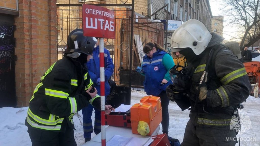 Новый День: В центре Екатеринбурга из-за пожара из офисного здания эвакуировали 150 человек (ФОТО)