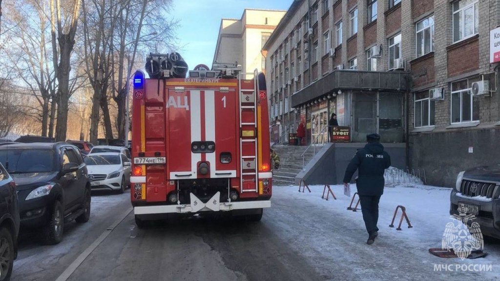 Новый День: В центре Екатеринбурга из-за пожара из офисного здания эвакуировали 150 человек (ФОТО)