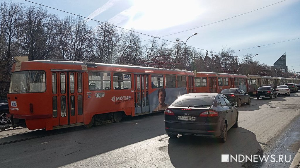 Новый День: На Радищева и 8 Марта трамваи встали из-за ДТП на путях (ФОТО)