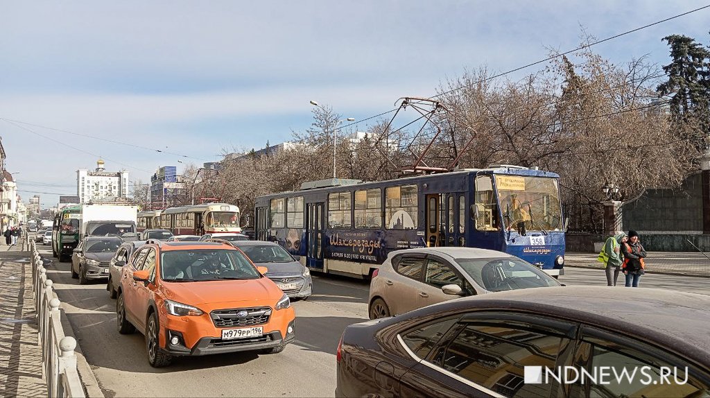 Новый День: На Радищева и 8 Марта трамваи встали из-за ДТП на путях (ФОТО)