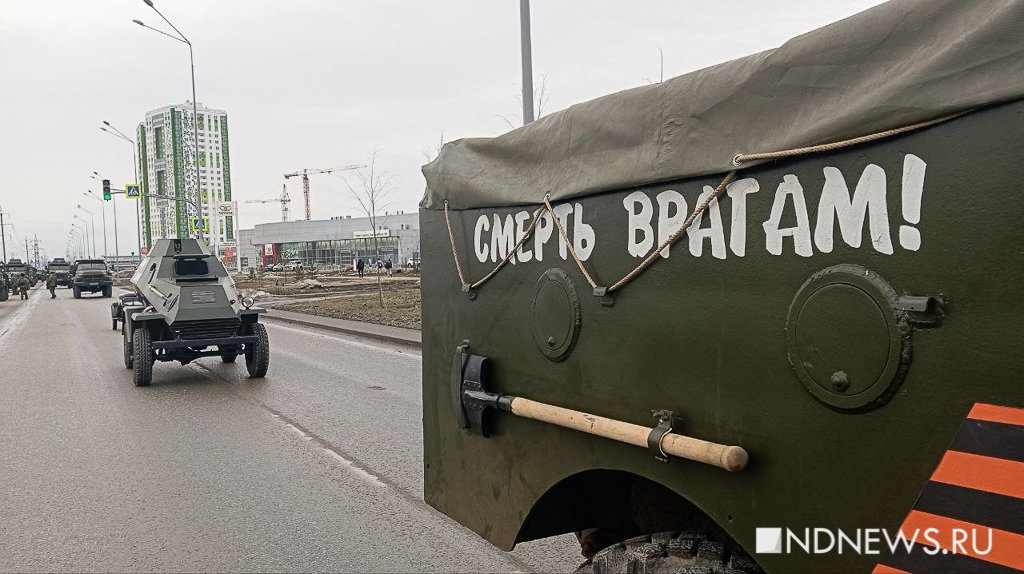 Новый День: На улицы Екатеринбурга вышла военная техника (ФОТО)