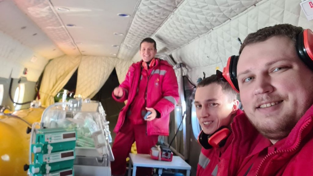 Новый День: Медики спасли недоношенных близнецов – их пришлось везти на вертолете в Екатеринбург
