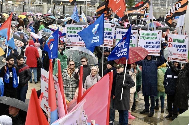 Новый День: На Екатеринбург Арене прошел первомайский митинг