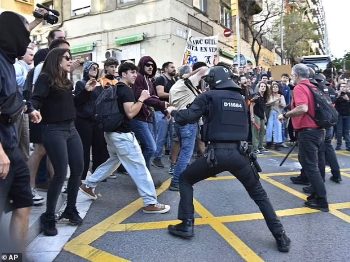 Новый День: В Барселоне полиция побила местных жителей, протестовавших против показа в общественном парке коллекции Louis Vuitton