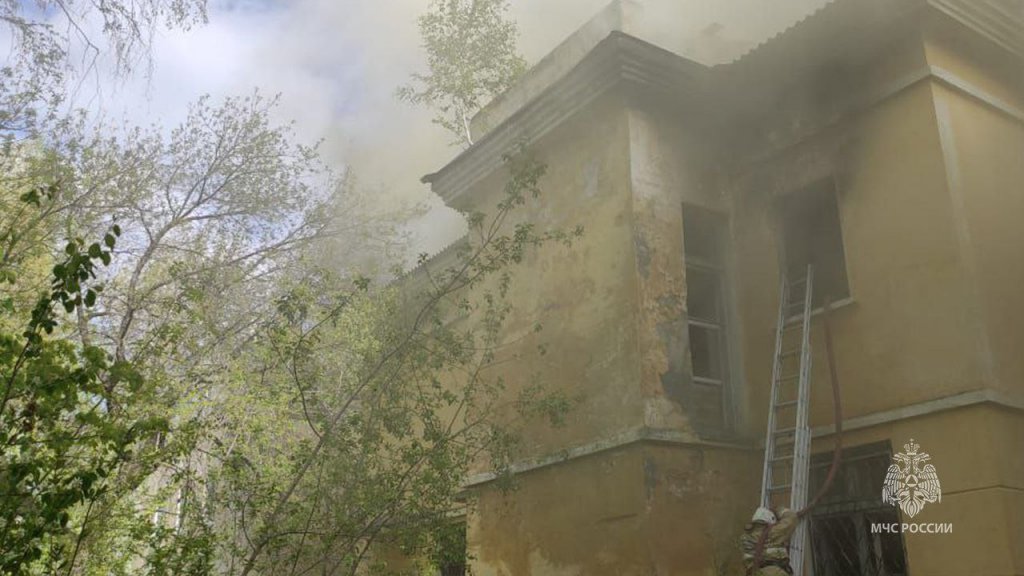Новый День: В Среднеуральске полыхает заброшенное здание (ФОТО)