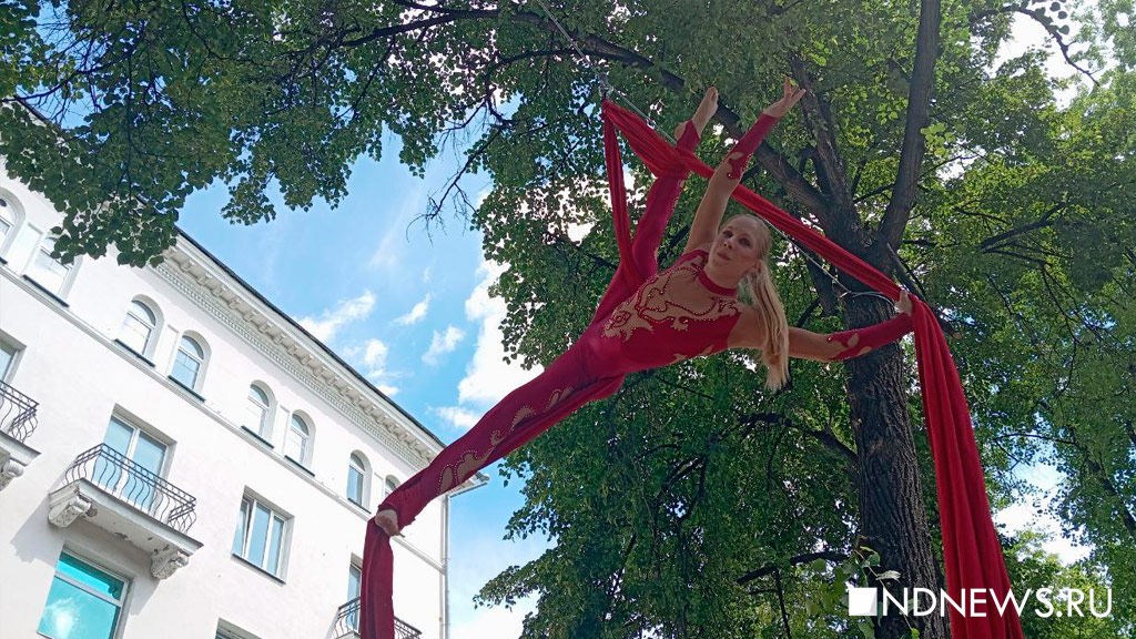 Новый День: Фестиваль Коляда plays начался с традиционной пенной вечеринки на проспекте Ленина (ФОТО)