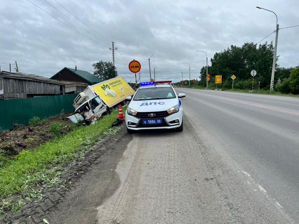 Новый День: Уснул за рулем: в Свердловской области грузовик съехал в кювет (ФОТО)