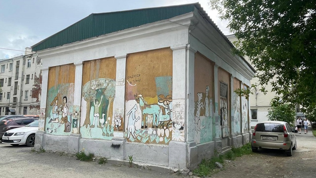 Новый День: Энергетики показали, как изначально закрасили будку с рисунками Старика Букашкина (ФОТО)