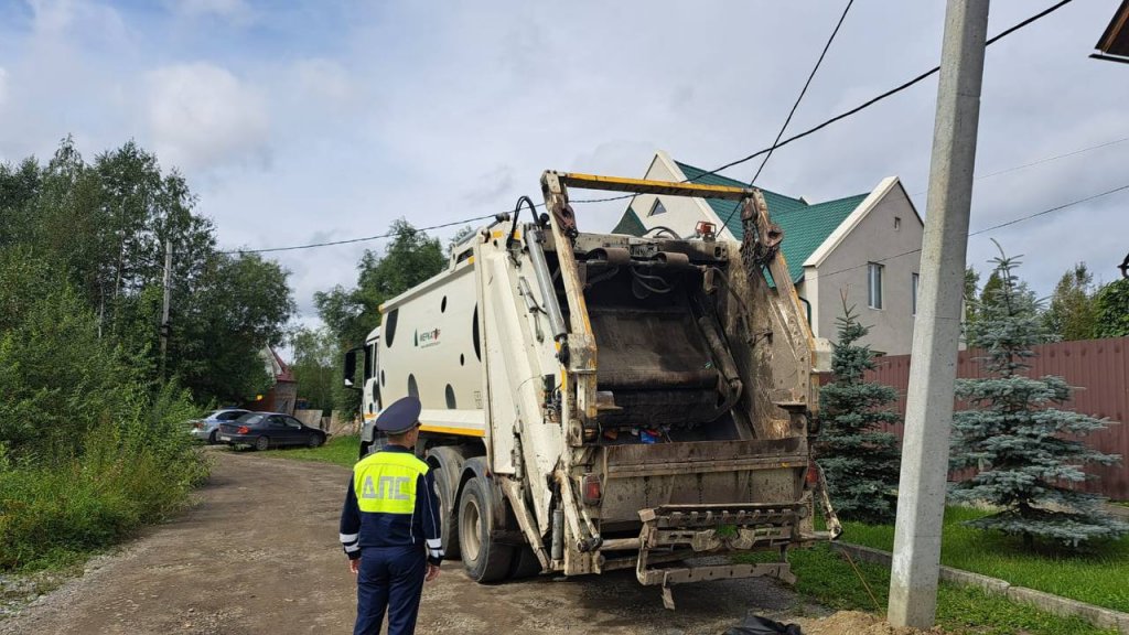 Новый День: В Медном водитель мусоровоза насмерть задавил своего помощника