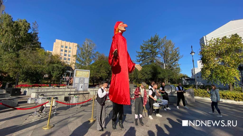 Новый День: Петрушка в городе: по центру Екатеринбурга прошел парад кукольников (ФОТО)