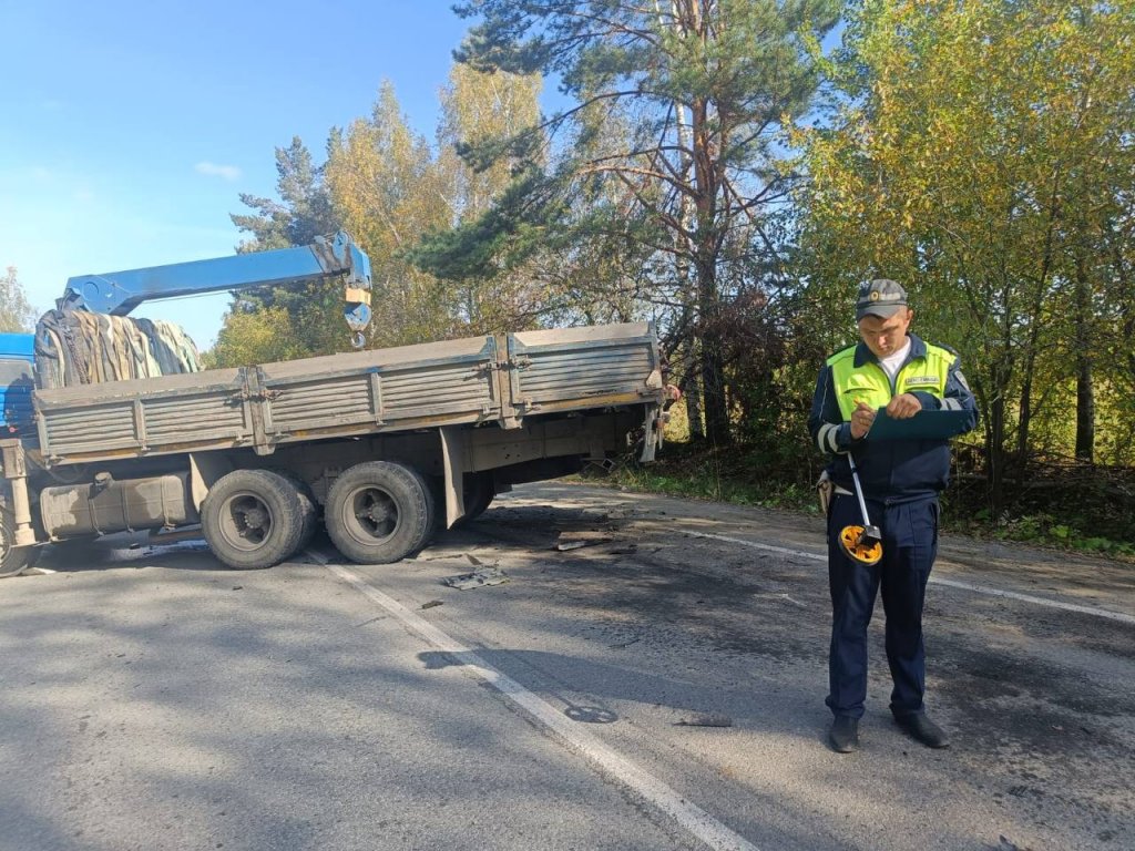 Новый День: Под Ревдой иномарка влетела в КамАЗ – водитель погиб