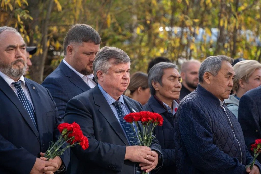 Новый День: Салехарде открыли мемориальную доску в память о депутате Николае Бабине