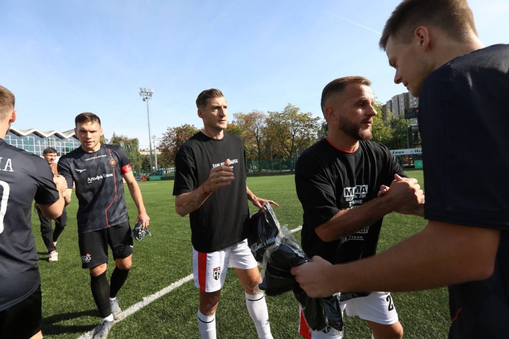 Новый День: Футболисты с Урала вышли на матч в футболках с цитатами Василия Уткина