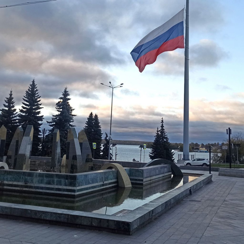 В Нижнем Тагиле ветер порвал установленный в августе влаг РФ (ФОТО)