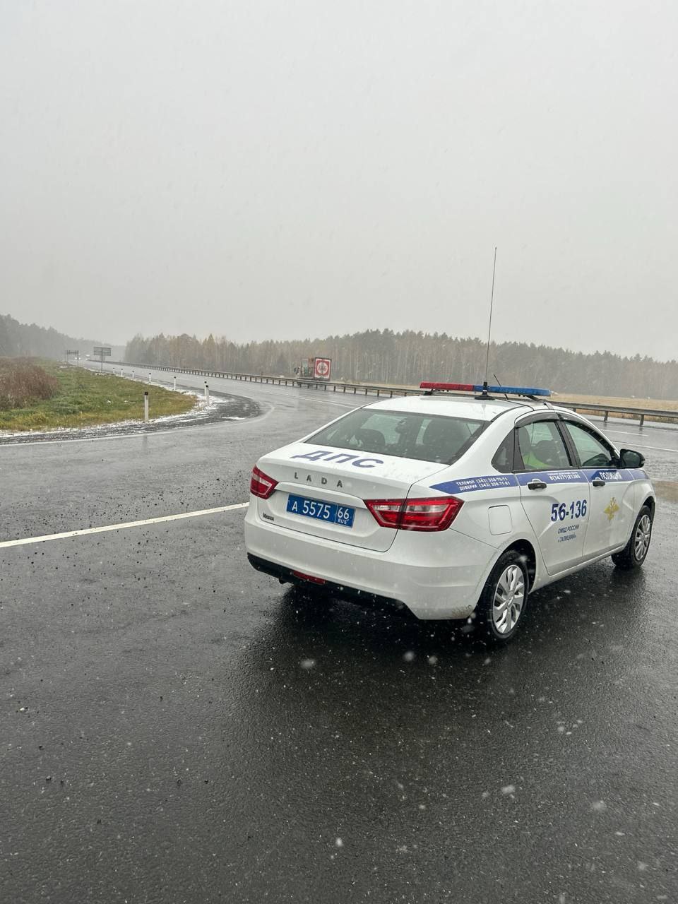 Уральские трассы засыпает снегом (ФОТО)