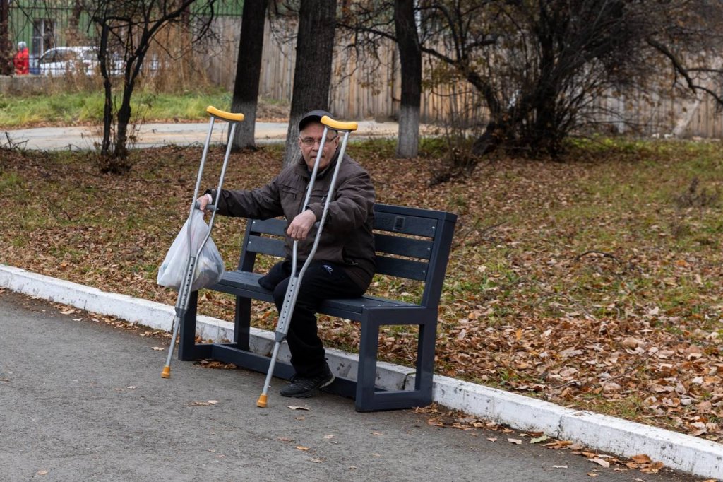 Новый День: Депутат Вихарев установил скамейки в парке больницы № 23 (ФОТО)