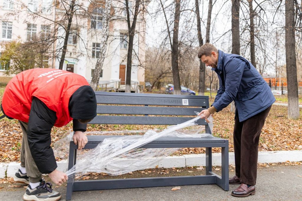 Новый День: Депутат Вихарев установил скамейки в парке больницы № 23 (ФОТО)